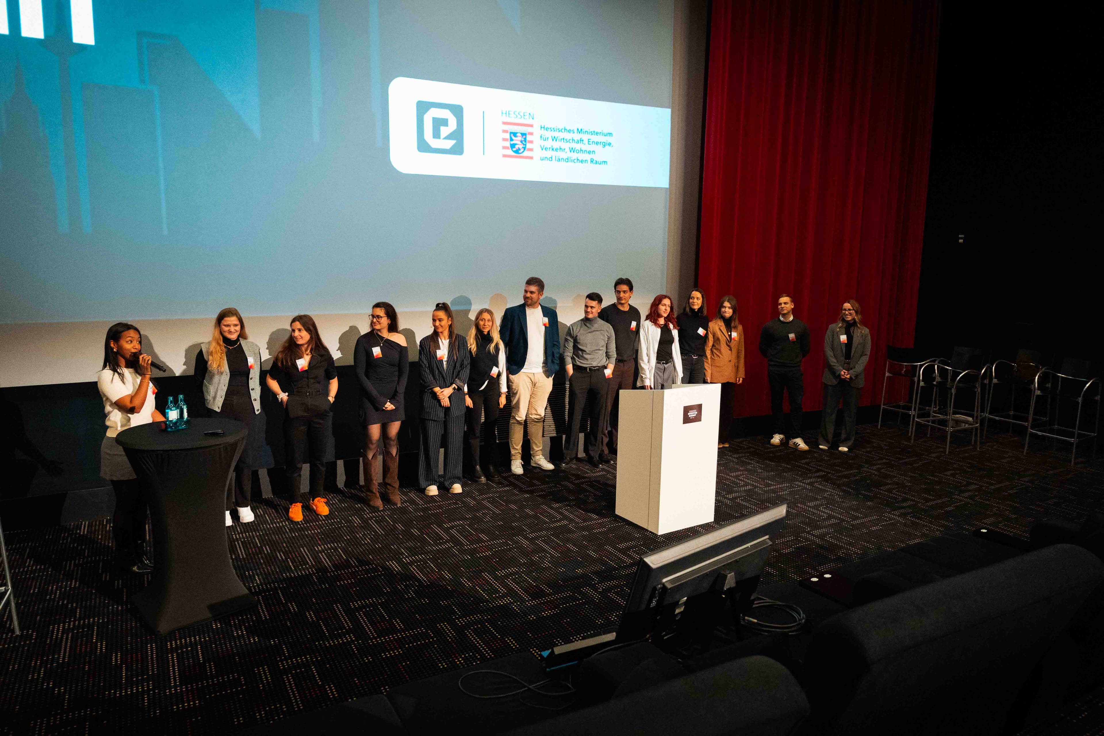 ekipa auf der Bühne des Hessen Innovation Summit 2025